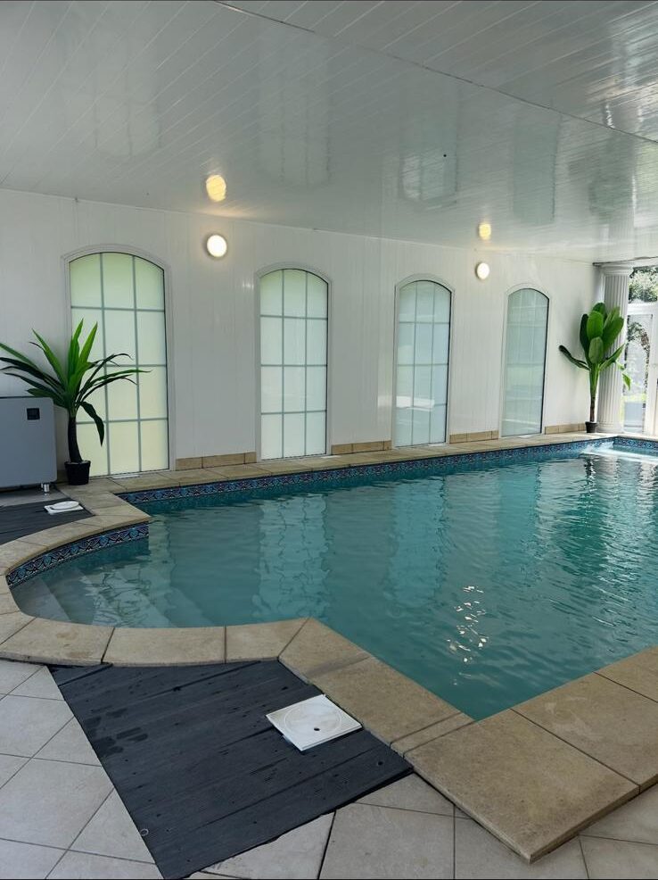 Piscine intérieure chauffée de la villa