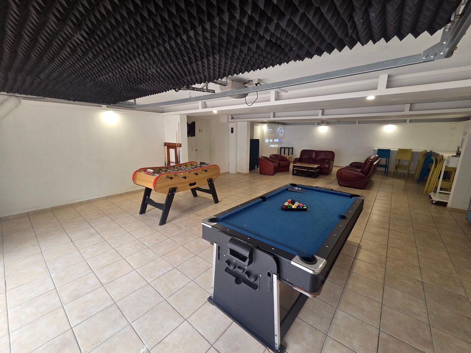 Salle de jeux : billard et baby-foot