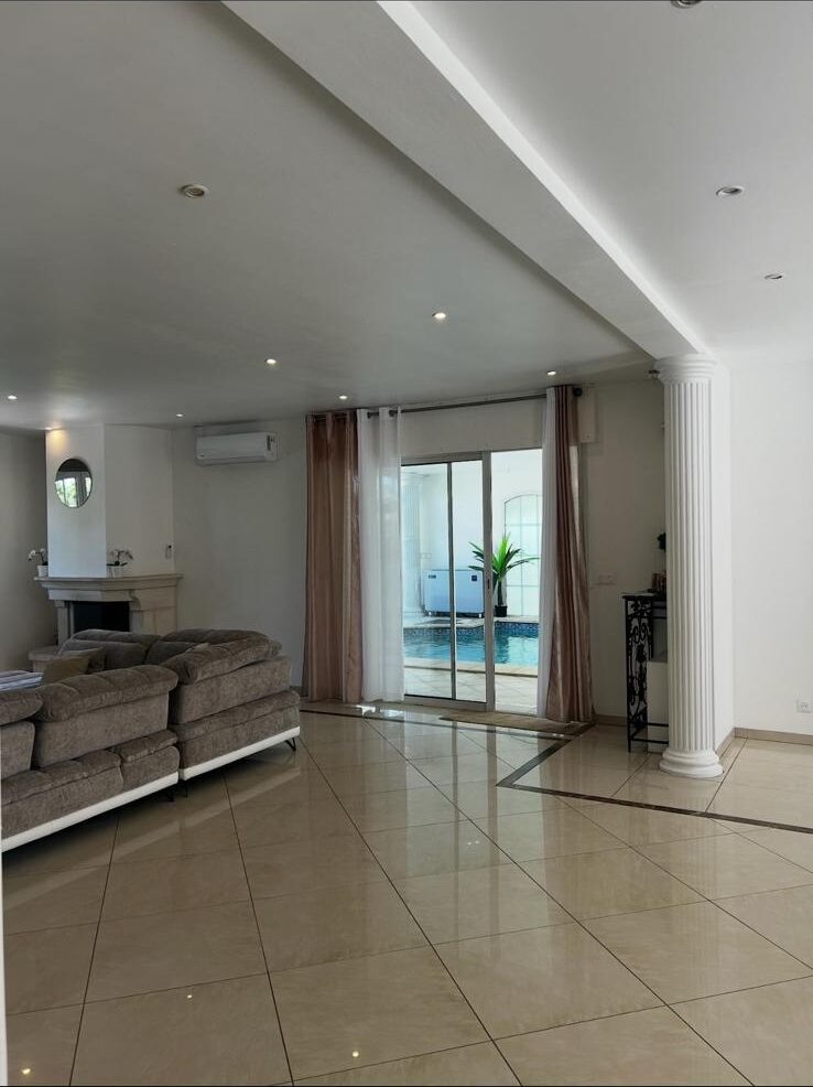 Salon & vue sur la piscine